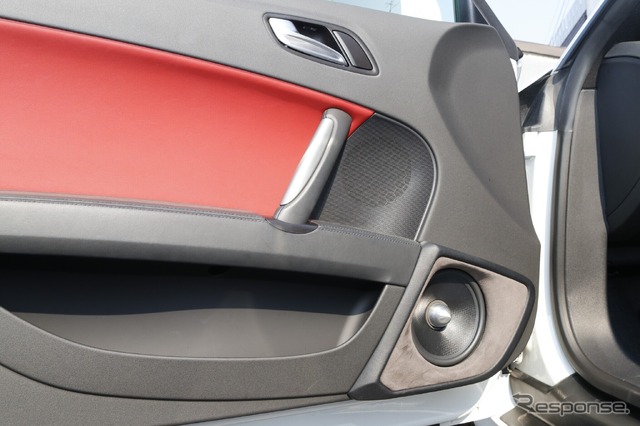 ドアにはフラックスのミッドバスをインストールする。アウターバッフルの形状は純正ドア形状を踏襲したデザインとした。