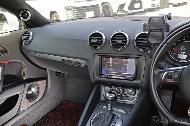 コクピットはアウディTTの純正デザインを尊重しつつスピーカーの存在感もしっかりアピール作り込みとした。