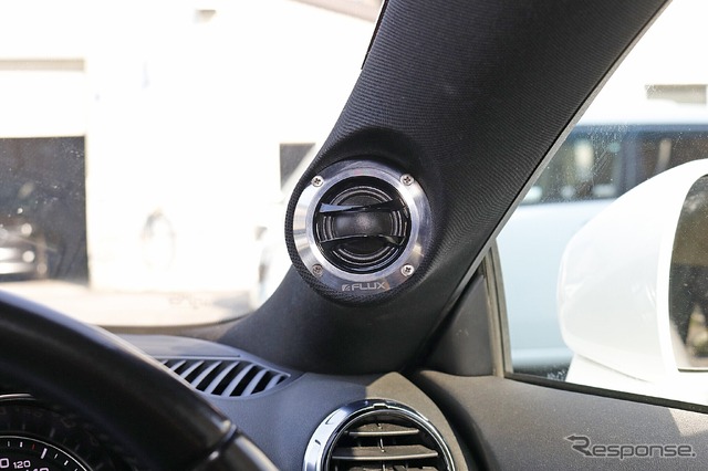 Aピラーを加工してビルトイン取り付けされるフラックスのツイーター。エアコン吹き出し口とのデザイン的な統一感もお気に入り。