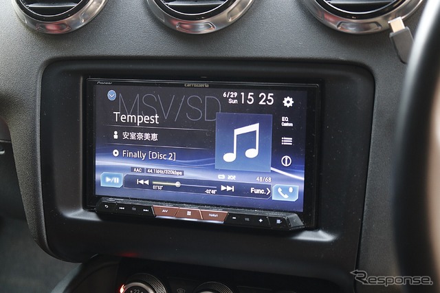 ヘッドユニットには高音質カーナビであるサイバーナビXシリーズを使う比較的シンプルなシステム構成としている。