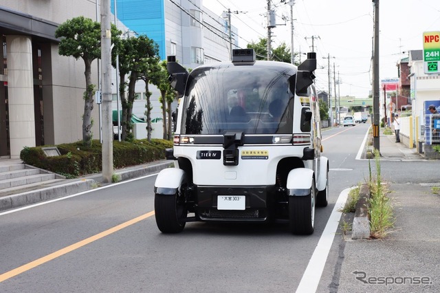 ハンドルもペダルも持たない自動運転車両「Minishuttle(ミニシャトル)」