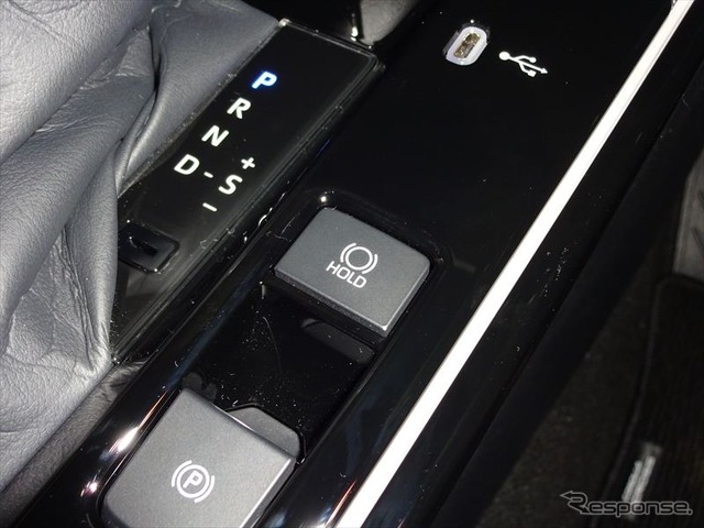 カローラクロスハイブリッド　ブレーキホールドジャンパー装着例