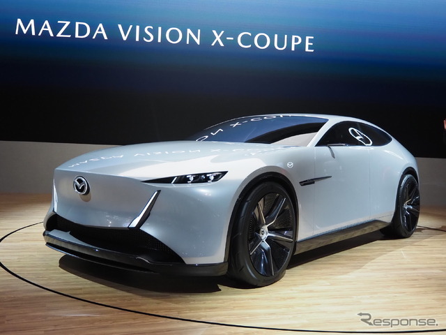 マツダ・ビジョン・クロスクーペ(ジャパンモビリティショー2025)。フェンダーのマークは映り込み