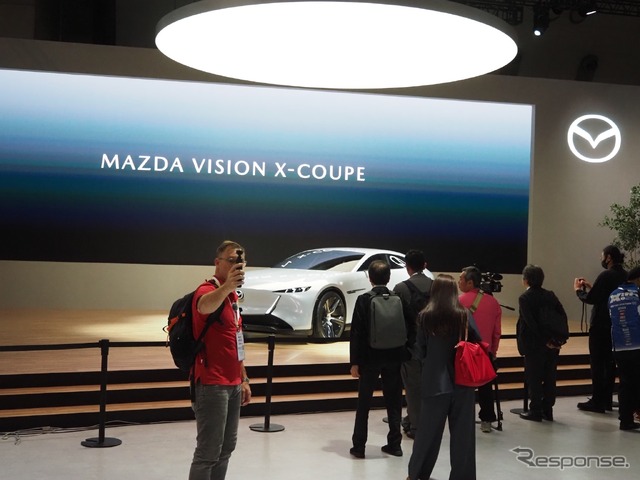 新ブランドシンボルを掲げるマツダのジャパンモビリティショー2025ブース