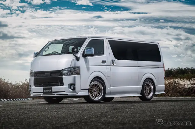 レイズ ホムラ 2x9L-RA グレイスゴールド/リムDMC × TOYOTA ハイエース