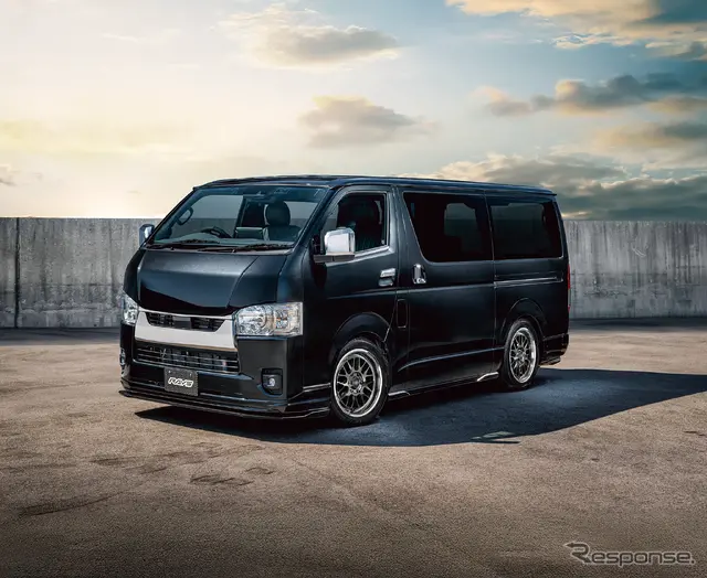 レイズ ホムラ 2x9L-RA  グレイスシルバー/リムDMC × TOYOTA ハイエース