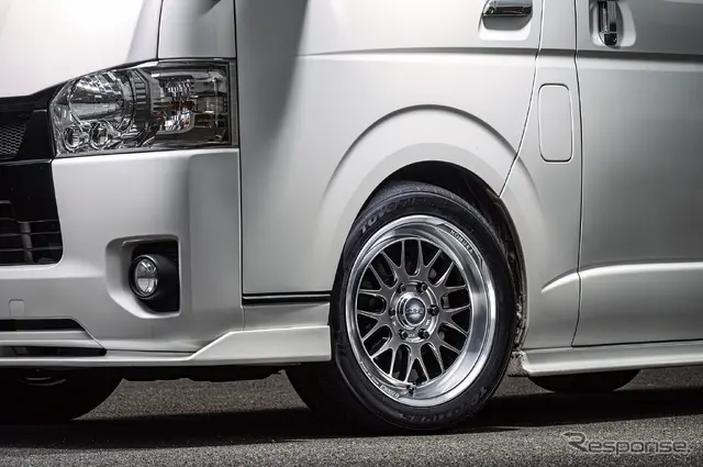 レイズ ホムラ 2x9L-RA グレイスシルバー/リムDMC × TOYOTA ハイエース