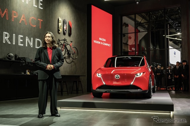 マツダ・ビジョン・クロスコンパクトの高橋デザイナー(ジャパンモビリティショー2025)