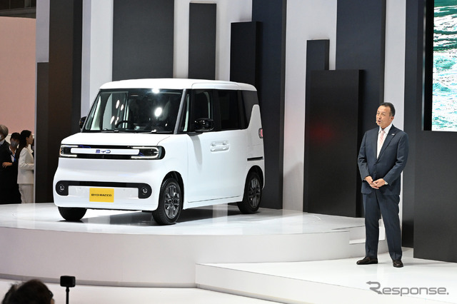 BYDの軽EV「ラッコ」とBYDオートジャパンの東福寺厚樹社長（ジャパンモビリティショー2025）
