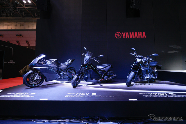 大型EVスポーツバイクの『PROTO BEV』（左）など電動バイクを披露（ジャパンモビリティショー2025）