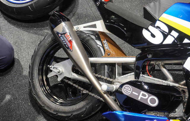 進化したCNチャレンジ ミニにはヨシムラ公式のダミーマフラーと、8耐マシンと同じトラス製の天然繊維プリプレグが