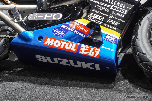 カウルの裏には「SUZUKI」のロゴが追加