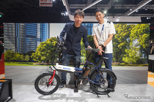 スズキ e-PO チーフエンジニアの福井大介さん(右)と筆者