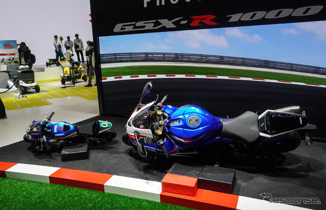 CNチャレンジ ミニと新型GSX-R1000Rにまたがり親子撮影が可能