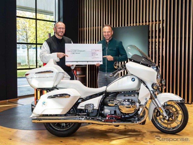 ローマ教皇レオ14世のサイン入りBMW『R18』の特別カスタム仕様が13万ユーロ(約2320万円)で落札