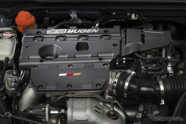 カーボンエンジンカバー＆チャンバーカバー【エンジンカバー＆チャンバーカバーセット】：19万8000円（税込）※2026年1月下旬発売