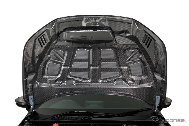 カーボンエアロボンネット：132万円（税込）10月31日発売