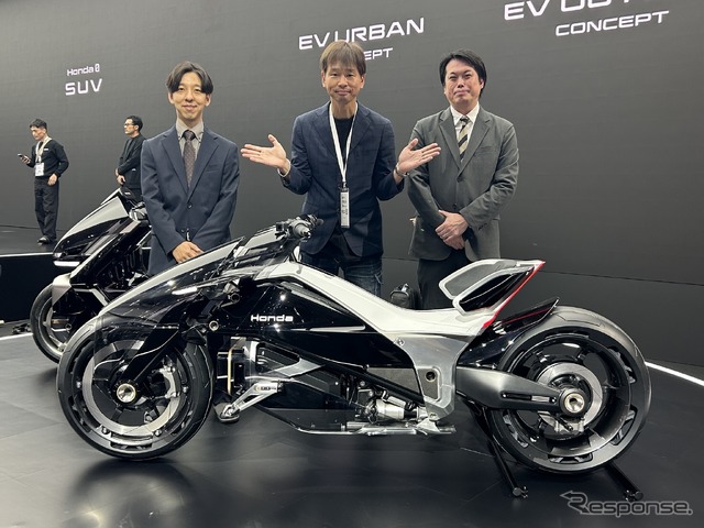 ホンダ EV OUTLIER Concept 開発者のふたりと筆者（中央）（ジャパンモビリティショー2025）