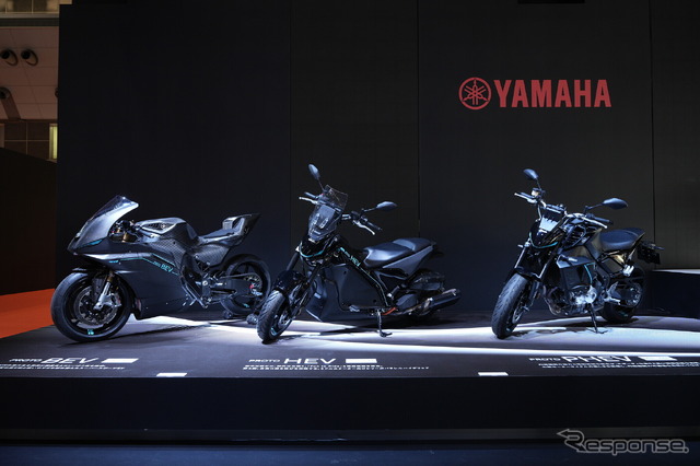 左からBEV、PHEV、HEVのプロトタイプ(ジャパンモビリティショー2025)