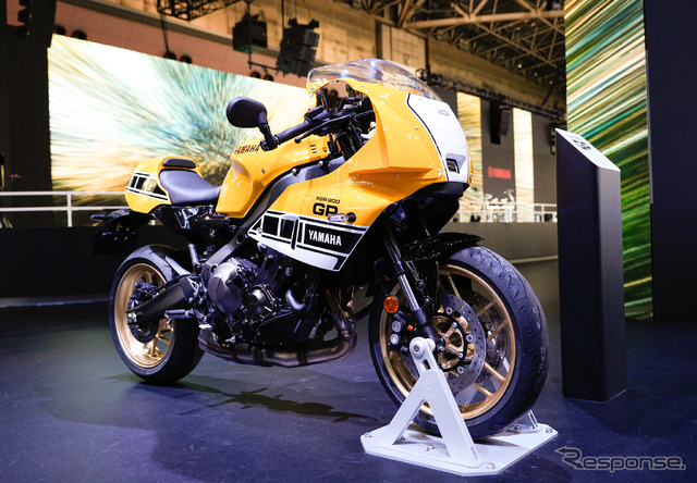 「レジェンドイエロー」のヤマハ XSR900GP 2026年モデル(ジャパンモビリティショー2025)