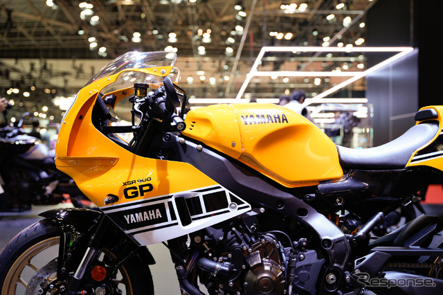 「レジェンドイエロー」のヤマハ XSR900GP 2026年モデル(ジャパンモビリティショー2025)
