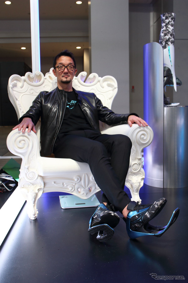 カーデザイナー山本卓身氏自ら「MOBILARIA β」を“装着”