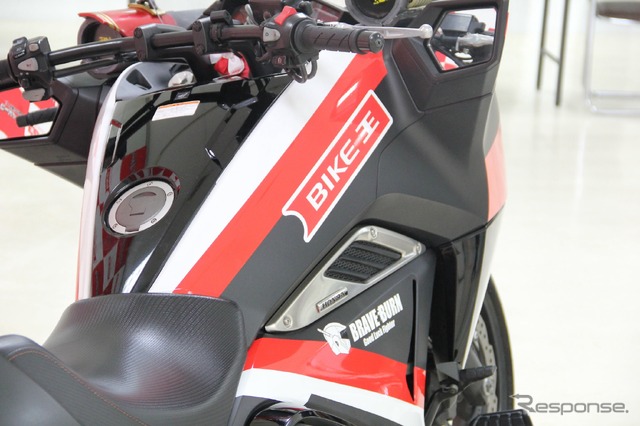 ホンダ『NM4』が栃木県小山市のご当地ヒーロー「開運戦士ブレイバーン」の戦術車両に