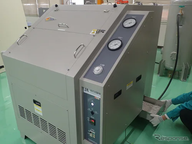 認定を取得した飛石試験機