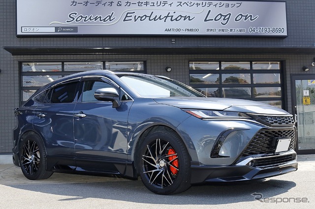 80系ハリアーの流麗なスタイリングを受けてオーディオのインストールデザインにも徹底したこだわりを注入した。