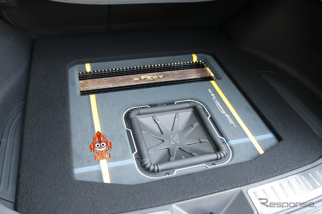 ラゲッジを見るとフラットインストールながらデザイン性の高さが際立つ。色使いやレイアウトの個性が光る。