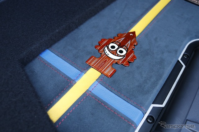 オーナーがこだわった3色のラインに加えてワンポイントとしてカスタムツリーをデザインに採り入れたのも遊び心。