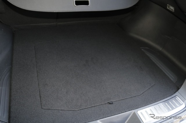 カバーを被せてしまうと完全なフラットスペースができ上がる。遠慮すること無く荷物が積み込めるのもで実用的だ。