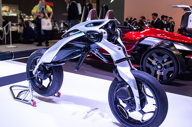 倒れても起き上がる異形のバイク型AIロボット「モトロイド ラムダ」、ヤマハ発が描く「AIと走り、共に育つ未来」とは