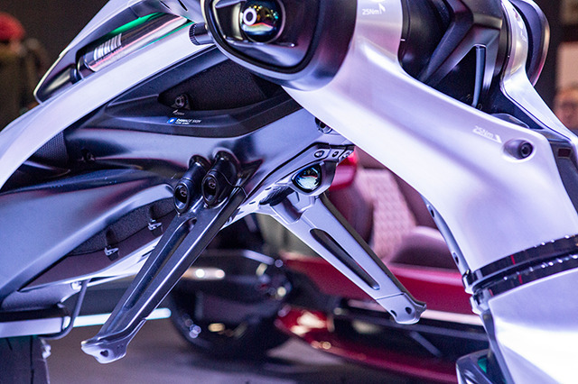 倒れても起き上がる異形のバイク型AIロボット「モトロイド ラムダ」、ヤマハ発が描く「AIと走り、共に育つ未来」とは