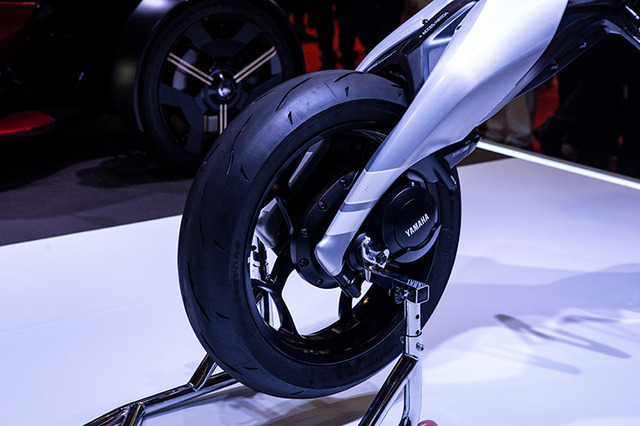 倒れても起き上がる異形のバイク型AIロボット「モトロイド ラムダ」、ヤマハ発が描く「AIと走り、共に育つ未来」とは