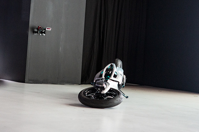 倒れても起き上がる異形のバイク型AIロボット「モトロイド ラムダ」、ヤマハ発が描く「AIと走り、共に育つ未来」とは