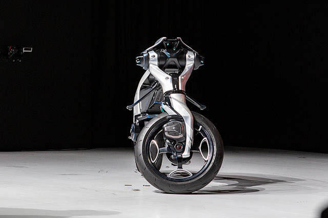 倒れても起き上がる異形のバイク型AIロボット「モトロイド ラムダ」、ヤマハ発が描く「AIと走り、共に育つ未来」とは