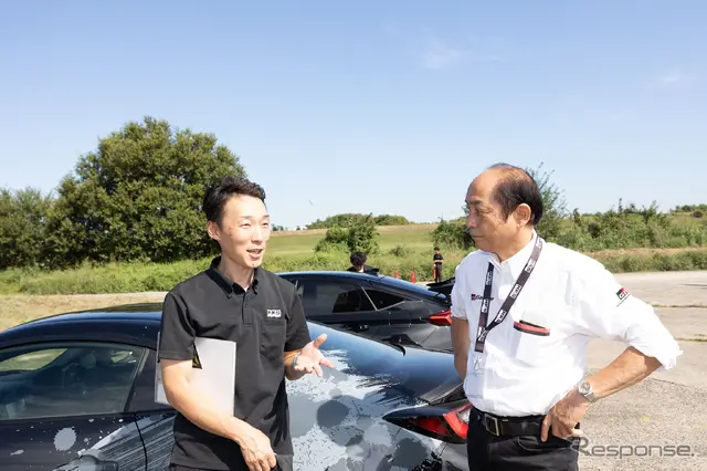 体感したことを確かめるように担当者への質問を投げかけていた