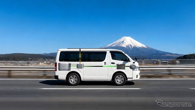 オルタネーターで発電され、車のバッテリーに蓄えられた電力の余剰分をAlternator ChargerがDC-DCコンバーターを通じて昇圧