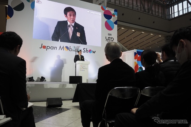 自工会未来モビリティ会議の開幕を宣言する片山会長（ジャパンモビリティショー2025）