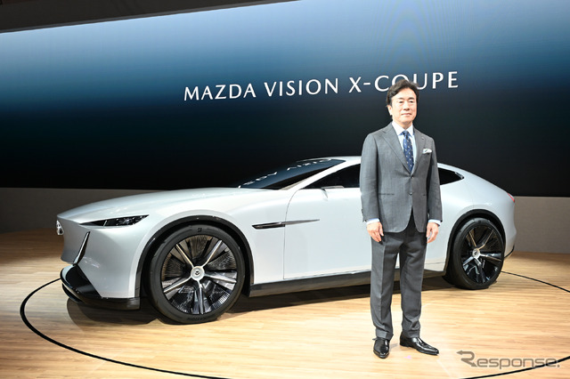 マツダ毛籠勝弘社長とMAZDA VISION X-COUPE（ジャパンモビリティショー2025）