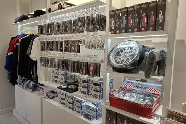 クルマ関連のキーホルダーや時計など