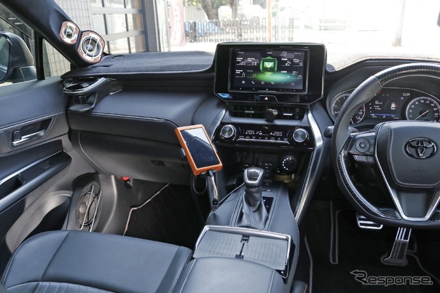 コクピットではAピラーのインストールデザインがとにかく目立つ存在。ビルトインの処理もオーナーのお気に入り。