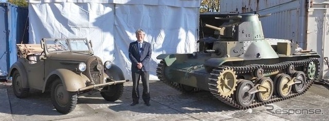 くろがね四起（前期型）。右は「ハ号ブル」のベース車両となった「九五式軽戦車」
