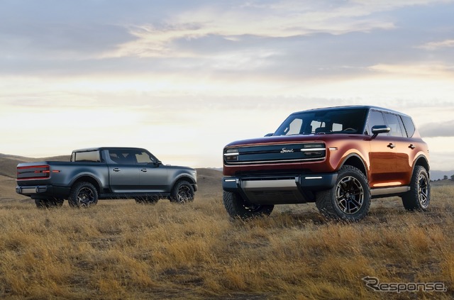 スカウトモーターズの新型電動SUV『トラベラー』（右）とピックアップトラックの『テラ』（左）