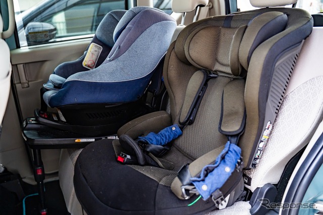 ジュニアシートとチャイルドシート（参考画像）