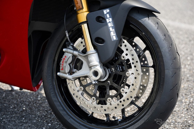 Ｓの前後サスペンションはオーリンズ製。スタンダードのフロントフォークはマルゾッキ製、リヤサスはKYB製となる