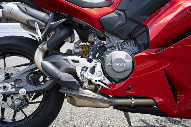 ミッションやクラッチなど各パーツを軽量＆コンパクト化し、前モデル比−9kgを実現したV2エンジン