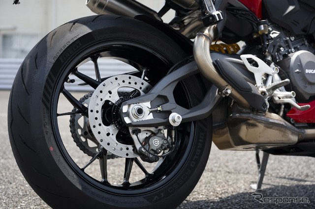 標準タイヤはピレリ製ディアブロロッソ4。サーキット派はハイグリップタイヤへ換装した方がいいだろう。