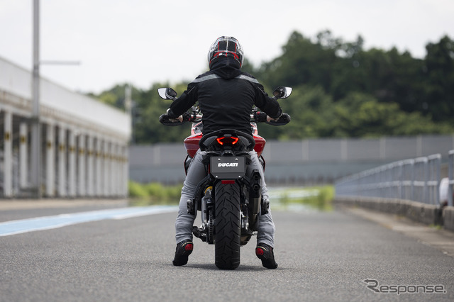 前モデルのパニガーレV2よりも前傾は穏やか。シート高は低くないが、マシンが軽量なので支えやすい